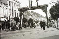 Romania,Transylvania, Târgu Mureș, Rózsák tere (Piata Trandafirilor, ekkor Széchenyi tér), a Keresztelő Szent János-templom és az Ortodox Székesegyház előtt. A felvétel a magyar csapatok bevonulása idején készült., 1940, Kókány Jenő, territorial gain, Horse-drawn carriage, crest, triumphal arc, Fortepan #107473