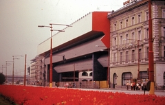 Szlovákia, Pozsony, Duna-part (Rázusovo nábrežie), szemben a Szlovák Nemzeti Galéria (egykor a Vízi laktanya volt a helyén), jobbra az Esterházy-palota., 1977, Fortepan, Csehszlovákia, színes, galéria, modern építészet, Vladimír Dedeček-terv, Fortepan #10748