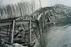 Szerbia, Cservenka, Ferenc-csatorna, a jugoszláv csapatok által lerombolt vasúti híd., 1941, Kókány Jenő, hídroncs, Fortepan #107504