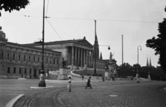 Ausztria, Bécs, Dr. Karl Renner-Ring, Parlament, háttérben a Városháza (Rathaus), jobbra a Votivkirche tornyai., 1942, Kókány Jenő, országház, neoklasszicizmus, lóidomító-ábrázolás, Pallasz Athéné-ábrázolás, Theophil Hansen-terv, Fortepan #107527