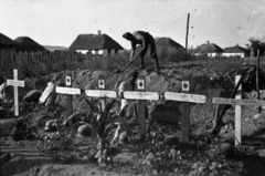 Oroszország, Alekszejevka, hősi temető a Szentháromság templom felől nézve., 1942, Kókány Jenő, rohamsisak, sírhalom, kereszt_jelkép, hadisír, Fortepan #107547