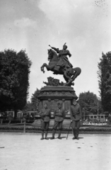 Ukrajna, Lviv, Szvobodi sugárút (Adolf Hitler Platz), Sobieski János szobra., 1942, Kókány Jenő, lovas szobor, III. János-ábrázolás, Fortepan #107549