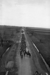 Szerbia, Kúla, ulica Maršala Tita (Árpád út), kilátás a vasúti viaduktról nyugat felé. A felvétel a 3. magyar hadsereg délvidéki hadművelete idején készült., 1941, Kókány Jenő, menetoszlop, Fortepan #107664