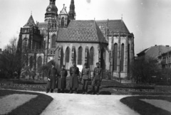 Szlovákia, Kassa, Szabadság tér (Námestie slobody), Szent Erzsébet-főszékesegyház (Dóm), előtte a Szent Mihály-templom., 1939, Kókány Jenő, templom, katolikus, kápolna, gótika, székesegyház, csúcsív, Fortepan #107685