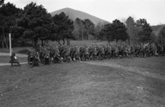 Magyarország, Sátoraljaújhely, gyakorlatozó katonák a város környékén, háttérben a Magashegy., 1939, Kókány Jenő, hadgyakorlat, Fortepan #107701