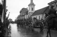 Romania,Transylvania, Târgu Mureș, Rózsák tere (Piata Trandafirilor, ekkor Széchenyi tér), szemben a ferences barátok temploma. A felvétel 1940. szeptember 16-án a kormányzói fogadó ünnepségen készült a magyar csapatok bevonulása idején., 1940, Kókány Jenő, territorial gain, Baroque-style, Catholic Church, Franciscans, Fortepan #107720