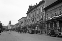 Románia,Erdély, Marosvásárhely, Rózsák tere (Piata Trandafirilor, ekkor Széchenyi tér), háttérben a Keresztelő Szent János-templom. A felvétel a magyar csapatok bevonulása idején készült., 1940, Kókány Jenő, területgyarapodás, utcakép, barokk-stílus, katolikus, Hudson-márka, Packard-márka, jezsuita, Scherzer Bálint-terv, Fortepan #107729