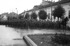 Romania,Transylvania, Târgu Mureș, Forradalom utca (Strada Revoluţiei, ekkor Szent György utca) jobbra a Református Leányiskola. A felvétel 1940. szeptember 16-án a kormányzói fogadó ünnepség alkalmával, a magyar csapatok bevonulása idején készült., 1940, Kókány Jenő, uniform, flag, street view, helmet, crest, soldier, rider, Fortepan #107735