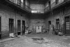 Hungary, Budapest XII., Krisztina körút 23., 1982, Makovecz Benjamin, courtyard balcony, tenement house, refrigerator, ceramics, tire, Budapest, inner courtyard, Fortepan #107793