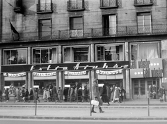 Magyarország, Budapest VII., Rákóczi út 4., Extra Áruház az Astoriánál., 1960, Fortepan, cégtábla, járókelő, utcakép, életkép, villamosmegálló, járdasziget, Budapest, Fortepan #1078