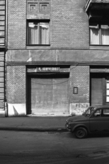 Magyarország, Budapest VII., Vörösmarty utca 7., 1981, Makovecz Benjamin, utcakép, könyvesbolt, graffiti, Fiat 500, Budapest, Fortepan #107831