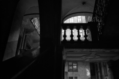 Hungary, Budapest VIII., József körút, a 23-as számú ház kapualja és lépcsőfeljárója az udvar felé nézve., 1985, Makovecz Benjamin, railing, tenement house, balustrade, Budapest, Fortepan #107843