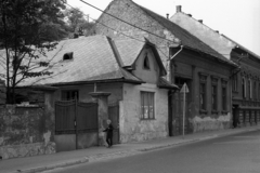 Hungary, Budapest XXII., Kossuth Lajos utca a Donszky Árpád utca felől a Mária Terézia (Rózsa Richárd) utca felé nézve, előtérben az 58. számú ház, 1982, Makovecz Benjamin, Budapest, house, Fortepan #107951