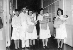 Ukraine,Zakarpattia Oblast, Mukachevo, kórház., 1942, Mészöly Leonóra, medical institution, doctor, nurse, newborn, maternity hospital, baby duvet, hold in arms, Fortepan #10798