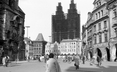 Czech Republik, Prague, balra az Orloj, a prágai városháza oldalán található óramű, szemben az Óváros tér (Staromestske namesti) és a felállványozott Tyn templom., 1978, Mészöly Leonóra, Czechoslovakia, street view, genre painting, lamp post, gothic, scaffolding, astronomical clock, Mikuláš of Kadaň-design, Jan Šindel-design, pointed arch, gate tower, Fortepan #10803