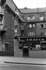 Hungary, Budapest XII., a Csaba utca 7/b és 7/c közötti francia udvar., 1982, Makovecz Benjamin, tobacco shop, Budapest, French courtyard, Fortepan #108059