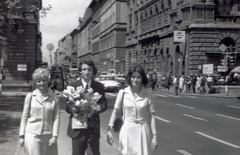 Magyarország, Budapest VI., Kodály körönd, szemben a Szinyei Merse utca. Ballagás után készült a felvétel., 1972, Mészöly Leonóra, ballagás, ünneplő ruha, Citroen-márka, Citroen DS, Budapest, Fortepan #10810