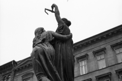 Magyarország, Budapest VIII., Szabó Ervin tér (Baross utca), Magyar Igazság kútja, alternatív elnevezés: Justitia-kút (Szentgyörgyi István, 1929.), 1984, Makovecz Benjamin, Budapest, Fortepan #108147