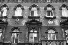 Magyarország, Budapest VI., Eötvös utca 26/b., 1984, Makovecz Benjamin, bérház, dombormű, erkély, oszlop, timpanon, eklektikus építészet, Budapest, Fortepan #108150