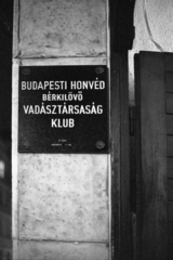 Magyarország, Budapest VI., Hajós utca 17., a Budapesti Honvéd Bérkilövő Vadásztársaság Klubjának táblája a kapunál., 1984, Makovecz Benjamin, honvéd, emléktábla, vadász, vadászat, felirat, tipográfia, Budapest, Fortepan #108197