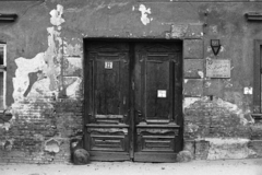 Hungary, Budapest II., Szépvölgyi út 22., 1985, Makovecz Benjamin, sign-board, gate, damaged building, house number sign, Budapest, Fortepan #108209