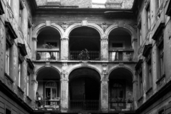 Hungary, Budapest VIII., Szentkirályi utca 12., 1985, Makovecz Benjamin, courtyard balcony, railing, tenement house, arch, pillar, Budapest, Fortepan #108232