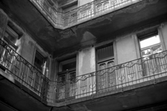 Hungary, Budapest IX., az Erkel utca 13/a számú ház körfolyosója., 1985, Makovecz Benjamin, courtyard balcony, tenement house, Budapest, inner courtyard, Fortepan #108264