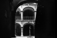 Hungary, Budapest VI., Izabella utca 48., 1985, Makovecz Benjamin, yard, courtyard balcony, tenement house, arch, pillar, Budapest, Fortepan #108310