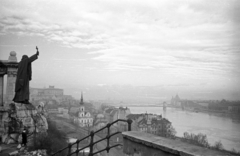 Hungary, Budapest I., kilátás a Széchenyi Lánchíd felé. Balra a Szent Gellért szobor és a Királyi Palota (később Budavári Palota), jobbra a Parlament., 1954, Hámori Gyula, castle, parliament, Budapest, Fortepan #108338