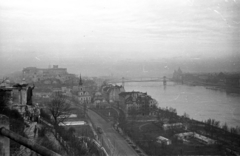 Hungary, Budapest I., kilátás a Széchenyi Lánchíd felé. Balra a Szent Gellért szobor és a Királyi Palota (később Budavári Palota), jobbra a Parlament., 1954, Hámori Gyula, castle, parliament, Danube, Budapest, Fortepan #108342