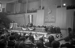 Magyarország, Budapest XIV., Istvánmezei út 3-5. Nemzeti Sportcsarnok (később Gerevich Aladár Nemzeti Sportcsarnok). 1955. február 26-27., IV. Magyar Békekongresszus. Az elnöki emelvényen középen a mikrofonnál Kisfaludi Strobl Zsigmond szobrászművész nyitja meg a kongresszus tanácskozását., 1955, Hámori Gyula, Budapest, politikai dekoráció, szónok, Fortepan #108349