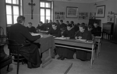 Magyarország, Esztergom, Pázmány Péter utca (Bajcsy-Zsilinszky út), az 1950-ben feloszlatott Szatmári Irgalmas Nővérek vízivárosi zárdájának (ekkor az esztergomi egyházmegyei szemináriumának) tanterme., 1955, Hámori Gyula, dobogó, katedra, papnevelde, Fortepan #108359