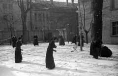 Magyarország, Esztergom, Pázmány Péter utca (Bajcsy-Zsilinszky út), az 1950-ben feloszlatott Szatmári Irgalmas Nővérek vízivárosi zárdájának (ekkor az esztergomi egyházmegyei szemináriumának) az udvara., 1955, Hámori Gyula, hógolyó, papnevelde, Fortepan #108360