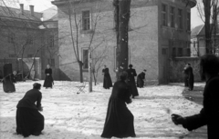 Magyarország, Esztergom, Pázmány Péter utca (Bajcsy-Zsilinszky út), az 1950-ben feloszlatott Szatmári Irgalmas Nővérek vízivárosi zárdájának (ekkor az esztergomi egyházmegyei szemináriumának) az udvara, jobbra a vízivárosi templom.., 1955, Hámori Gyula, hógolyó, papnevelde, Fortepan #108362