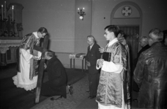 Hungary, Budapest IX., Üllői út 145., Szent Kereszt-templom., 1955, Hámori Gyula, Budapest, priest, devotee, kneeling, vestments, cross, kiss, Fortepan #108378