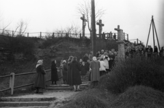 Magyarország, Budapest III., kálvária domb, Golgota-szoborcsoport, a Podolini utca és a Doberdó út közötti területen., 1956, Hámori Gyula, Budapest, nők, pap, lépcsősor, kálvária, Fortepan #108383