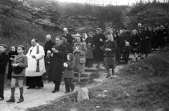 Magyarország, Budapest III., kálvária domb, a Podolini utca és a Doberdó út közötti területen., 1956, Hámori Gyula, Budapest, nők, pap, lépcsősor, gyerekek, Fortepan #108384