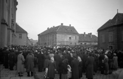 Magyarország, Székesfehérvár, Arany János utca, balra a Szent István-székesegyház., 1956, Hámori Gyula, baldachin, tömeg, Fortepan #108389