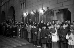 Magyarország, Veszprém, Szentháromság tér, Szent Mihály-székesegyház, a felvétel papok szentelése alkalmával készült., 1954, Hámori Gyula, templombelső, gyerekek, hívő, Fortepan #108395