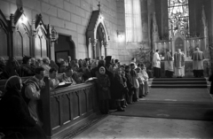 Magyarország, Veszprém, Szentháromság tér, Szent Mihály-székesegyház, a felvétel papok szentelése alkalmával készült., 1954, Hámori Gyula, templombelső, pap, oltár, Fortepan #108396