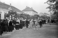 Magyarország, Székesfehérvár, Havranek József (Úttörő) utca a Szent Sebestyén-templom felöl nézve. Úrnapi körmenet., 1957, Hámori Gyula, körmenet, katolikus, szertartás, Fortepan #108411