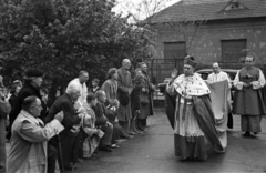 Magyarország, Czapik Gyula egri érsek, a Magyar Katolikus Püspöki Kar elnöke., 1956, Hámori Gyula, pap, térdepel, kalap kézben, hívő, püspök, Fortepan #108427