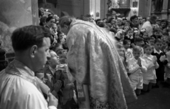 Hungary, Budapest II., Margit körút (Mártírok útja), Országúti ferences templom, elsőáldozás., 1954, Hámori Gyula, Budapest, boys, priest, vestments, wafer, Fortepan #108436