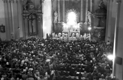 Magyarország, Budapest I., Krisztina tér, Havas Boldogasszony-templom., 1955, Hámori Gyula, Budapest, templombelső, hívő, szószék, felülnézet, szertartás, oltár, kereszt_jelkép, Fortepan #108451