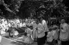 Magyarország, Budapest II., Máriaremete, ünnepi szertartás a Kisboldogasszony-templom kertjében., 1956, Hámori Gyula, ministráns, karing, Budapest, birétum, Fortepan #108478