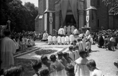 Magyarország, Budapest II., Máriaremete, ünnepi szertartás a Kisboldogasszony-templom kertjében., 1956, Hámori Gyula, liturgia, Budapest, ministráns, Fortepan #108489