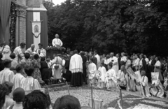 Magyarország, Budapest II., Máriaremete, ünnepi szertartás a Kisboldogasszony-templom kertjében., 1956, Hámori Gyula, Budapest, térdepel, Fortepan #108491