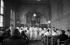 Magyarország, Győr, Káptalandomb, Papnevelő Intézet, papszentelési szertartás., 1957, Hámori Gyula, katolikus, templombelső, papszentelés, oltárkép, papnövendék, szertartás, Fortepan #108513