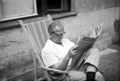 1969, Mészöly Leonóra, reading, yard, glasses, newspaper, deck chair, Fortepan #10853