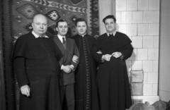 Magyarország, bal szélen Horváth Richárd ciszterci szerze­tes, a békepapi mozgalom alapító vezetője., 1954, Hámori Gyula, pap, kart karba öltve, Fortepan #108562